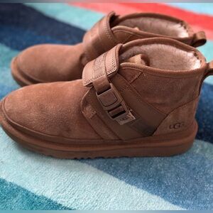 EUC UGG Big Kids Neumel Snapback, Chestnut, Size 6